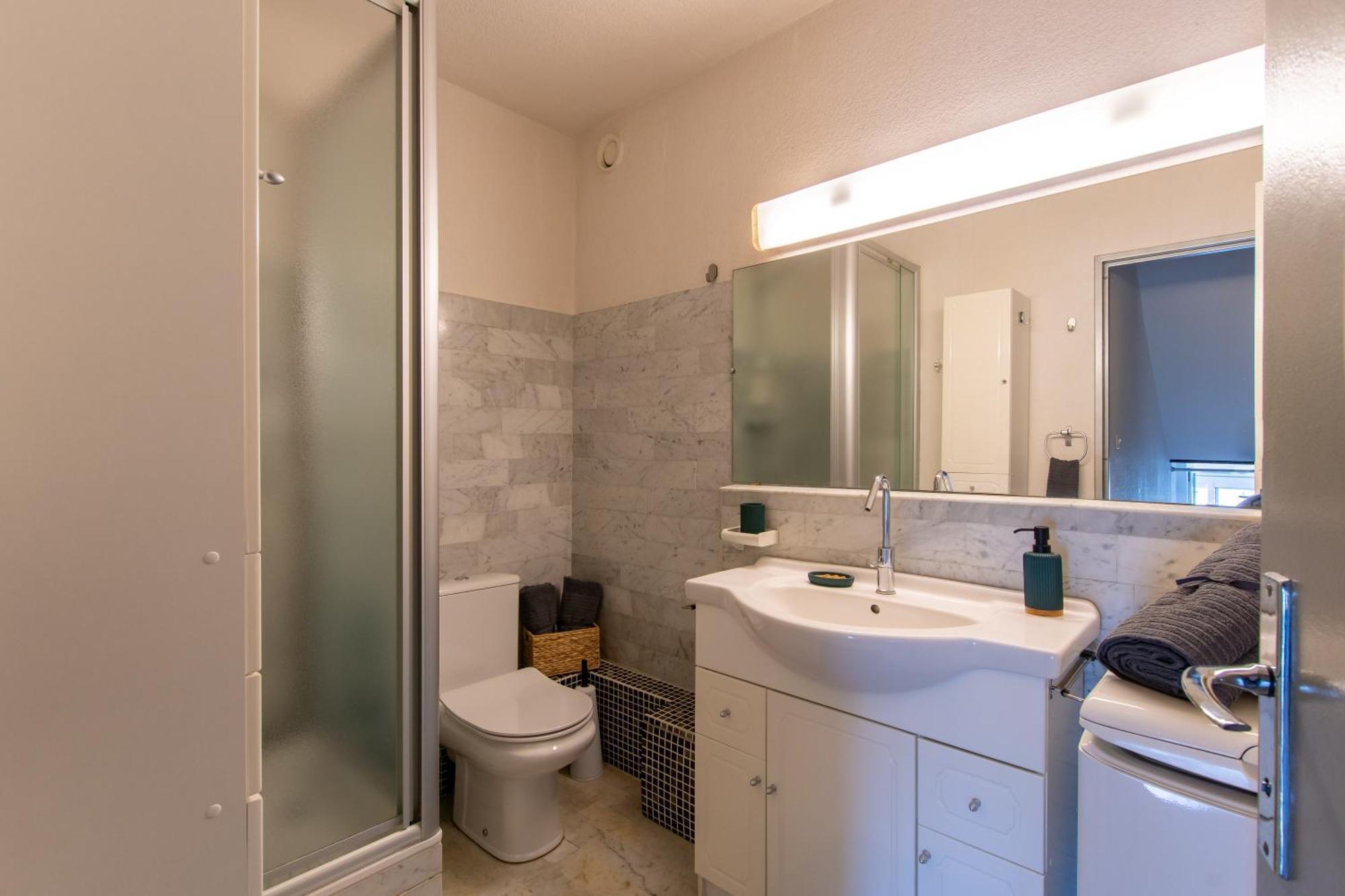 Appartement Spacieux Cabine-parking Gratuit-clim-proche Centre & Mer-vue Port Lgm